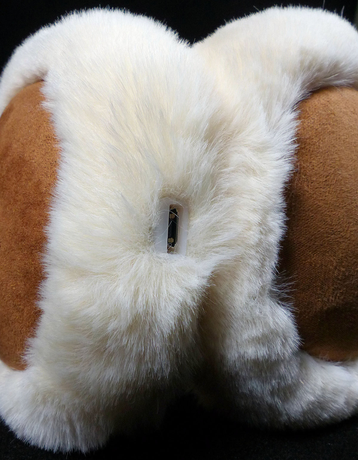 Image depicting the Alzo Cream Bluetooth Earmuff Headphones USB charging port